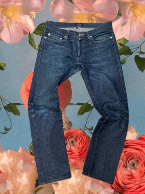 A.P.C Jeans - Säljer nu dessa jeans för att de är försmå. Tycker de är riktigt coola när man kan se hur de används till vardagligt bruk. Fråga gärna om mått mm😄