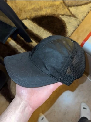 Gucci keps nylon - Säljer min Gucci keps nylon efter som jag inte använder den längre jättebra skick fin fräsch äkta och det går inte att köpa dessa längre på hemsidan pris går att diskutera vid seriösa köp det är bara att skicka ett meddelande för mer frågor 