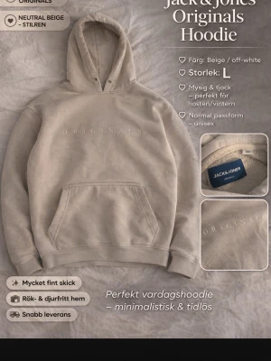 Beige hoodie från originals Jack & Jones - Säljer en beige hoodie från Jack & Jones Originals med broderad text på bröstet. Storlek L, använt men fint skick.