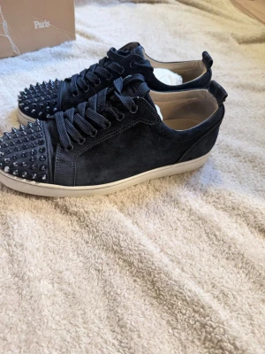 Christian Louboutin junior spikes  (Navy blue ) - Christian Louboutin junior spikes I bra skick köpta för 6500 (har kvitto) Kan gå ner i pris vid snabb affär och kontakta mig för mer frågor eller bilder  Boxen är lite sönder men skorna skickas ej i den