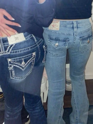 Miss me jeans  - Köpa från USA för över 2000kr🪽   Storlek 23 vilket är XS/S🎀 Modell: Bootcut priset går att diskutera vid snabba affärer 🪽  Byxorna är knappt använda och har inga tecken på användning förutom att en av bakfickorna saknar en knapp, vilket jag tror går lätt att hitta om man vill sätta dit en ny🎀 Pågrund av det är priset nedsatt 🫰🏼