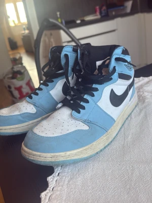 Nike Air Jordan 1 University Blue - Säljer ett par Nike Air Jordan 1 High i färgen University Blue. Säljer då de inte används🙌 står 44 i skorna men passar även 43 vilket är min storlek.