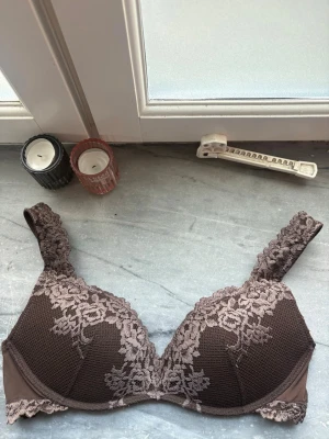 Intimissimi Gioia 75D - Säljer nu min fina, nya intimissimi bh i en av de senaste färgerna moka brown i allas favoritmodell Gioia! Det är den klassiska pushup BHn som alla älskar, i en superfin mörkbrun färg. Jag har använt den alldeles för få gånger och tycker att någon annan kan ha den istället, någon som kan få mer användning av den🤎Jag klippte bort lappen då den skavde, men storleken är 75D (passar någon som har 75C pga mycket vaddering!), och jag har använt den kanske 5gånger totalt! Inga skavanker🤗
