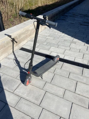 Ninebot Elscooter - Nypris: 3300kr.  Hastighet: 16-20kmh.  Upp till 50kg.  Perfekt för barn som vill få en riktigt bra elscooter för billigt pris till sommaren! Endast upphämtning eller mötes upp i Stockholm! Laddare ingår! Allt funkar perfekt!