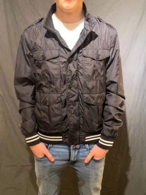 Moncler field jacka - Säljer en Moncler jacka i Fint skick Skick: 8,9/10🧮  Inkluderat: inget ingår!♦️  Pris: 1999kr ej hugget i sten🎗️  Storlek: S ♣️  Snabbaffär = priset sänks-SERIÖSA BUD🔓 