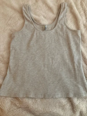 Bacic beige linne - En vanligt beige linne. Står att den är medium men skulle passa en smal skulle jag gissa.