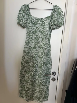 Blommig klänning  - Lång och blommig klänning från Gina tricot, använt någon gång bara. Tagit bort snörena framtill 