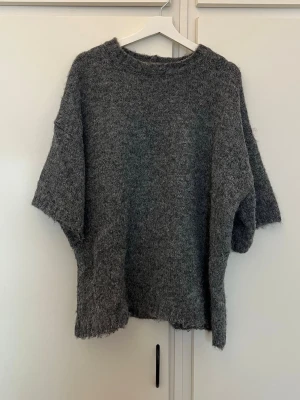 Stickad tröja - Säljer min super fina stickade T-shirt ifrån NA-KD x Moa Mattsson i storlek M. Helt slutsåld på hemsidan! Använd ett fåtal gånger därav bra skick! 🩷