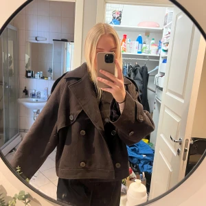 Kort oversize kappa  - Kort oversize kappa från Nakd med mycket detaljer. Från Josefine HJ x NaKd 
