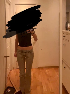 Gråa bootcut jeans med låg midja - Säljer ett par gråa bootcut jeans med låg midja och klassisk . Jeansen har en perfekt passform som sitter supersnyggt på. Pris kan diskuteras 💞