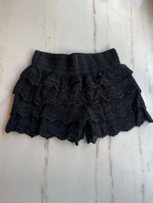 Spets shorts - Svarta spets shorts som är stretchiga i midjan och passar xs-m