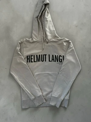 Helmut Lang hoodie - Grå hoodie från Helmut Lang, hoodien är i mycket gott skick och storlek xs. Längd: 61 cm, bröstvidd: 45 cm. Hör gärna av dig vid minsta fundering!
