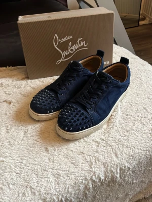 Blå Christian Louboutin sneakers - Tja!😁 Säljer mina blåa loubs för 1599kr därav att skicket är 8/10 därför att båda skorna har tappat spikar men inget man ser från långt håll! Dom är i strl 43 och man får box o alla OG saker som ingår i boxen med! Kan gå ner mycket vid snabb affär