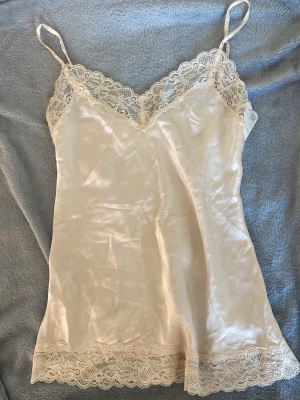 Intimissimi pyjamaslinne  - Så gulligt pyjamaslinne från intimissimi. Storlekslappen är tyvärr borttagen men skulle säga att det passar xs/s. Inga defekter, hör av dig om du har några funderingar 💗