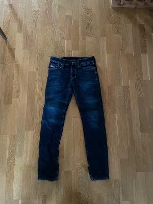 Diesel Jeans - Snygga mörkblå diesel jeans och diskreta slitningar på låren. Lätt använda under ett halv år med minimalt slitage (se sista bild). Kan bevisa äkthet! W:29 L:32  nypris:1399kr
