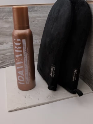 IDA WARG brun utan sol mousse + handskar - Brun utan sol mousse från IDA WARG och två appliceringshandskar. Det är ca 30%kvarvi flaskan, så lagom för dig som vill testa den och få ett barn riktigt Lena bra handskar på köpet. De har plast på insidan som göra att missen inte går igenom handsken och även gör att handsken är stadigare mot huden på händerna. Moussen ger en solkysst look och är enkel att applicera. Perfekt för dig som vill ha en jämn och naturlig bränna året runt.