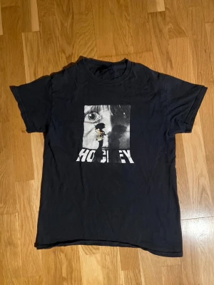 Hockey T-shirt - Snygg t-shirt från skatemärket hockey. Den har några hål på ryggen, annars inga andra deefekter. Passar S/XS. Ifall fler frågor så skriv!