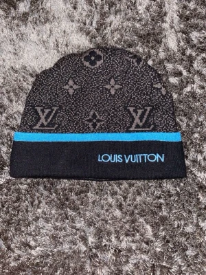 Fin mössa med halsduk - Mössan e använd 3 ggr och halsduken är aldrig använt 