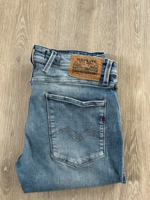 Replay Anbass Jeans - Replay Anbass Jeans Storlek: W33 Färg: Ljusblå / Blå Passform: Som ett perfekt par slim jeans Skick: 8,5/10 Nypris: 150 € Jag skickar inom 24 timmar!