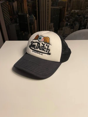 Von dutch foam keps - Säljer denna von dutch keps då den inte kommer till användning. Det är foam-modell och onesize-storlek. Kepsen har endast använts ett fåtal gånger så väldigt fräsch.   Skriv om ni har några frågor!