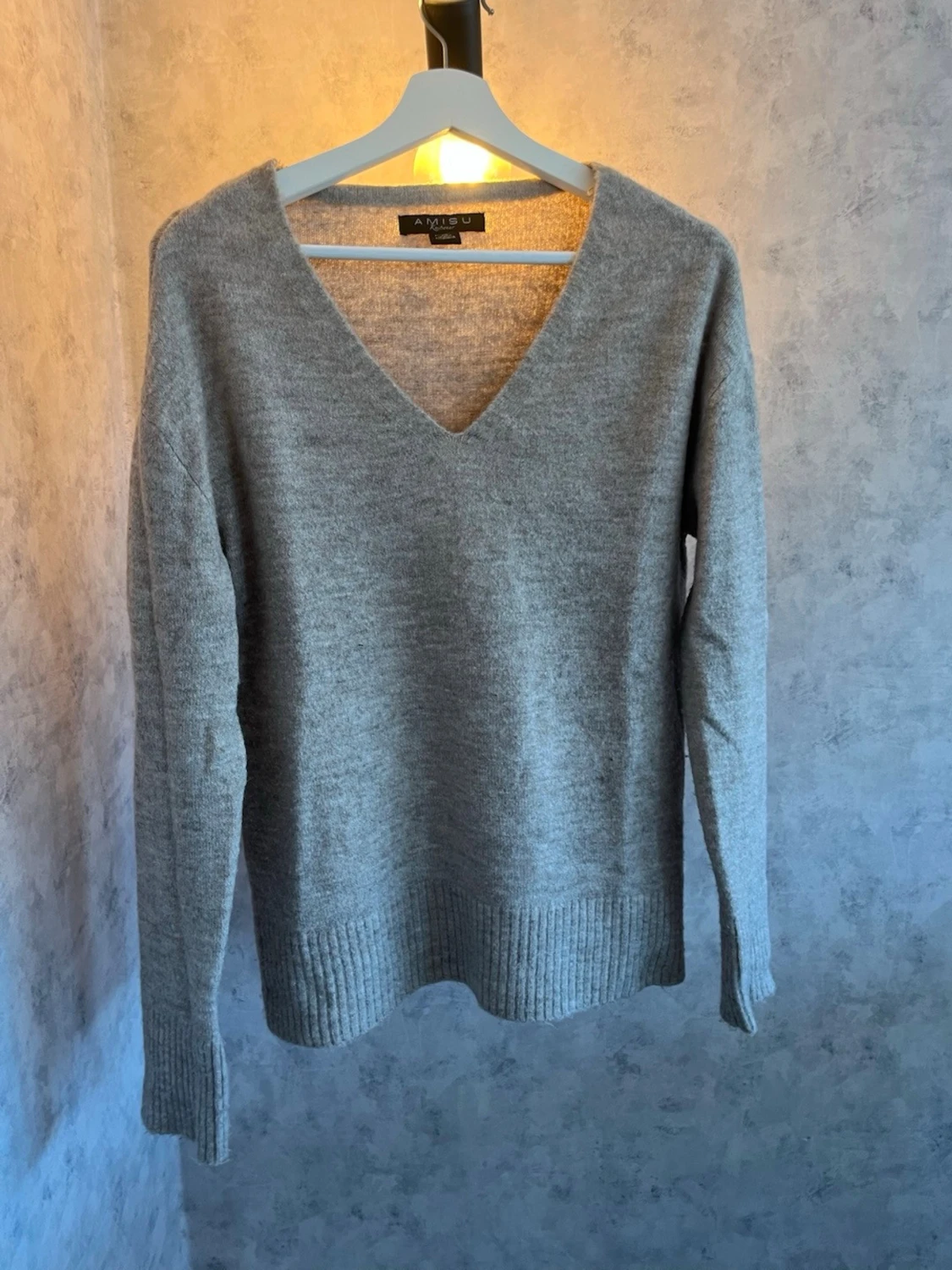Beige stickad tröja med v-ringning - 2