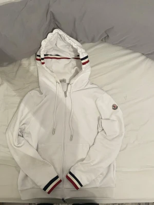 Moncler hoodie  - Hej jag säljer min Moncler zip hoodie eftersom att jag aldrig använder den och den tar plast i garderoben 