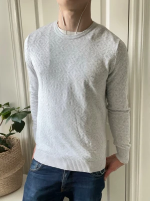 Bruun & Stengade sweatshirt unik  - Bruun & Stengade sweatshirt unik, väldigt najs matieral och najs knit. Lite utöjd på något ställe men inget som märks. Modellen i bilderna är 180 cm 75 kg och bär Storlek S , Kom med frågor! 🌟 (Kan gå ned i pris vid köp av paket 😉) 