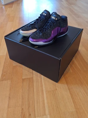 Nike LeBron 23 'The Chosen One and The One Who Chose' basketskor - Nike LeBron 23 'The Chosen One and The One Who Chose' basketskor i storlek 45. Dessa skor är sjukt sällsynta och svåra att få tag på då dem är Limited Edition. Använd fåtal gånger och skicket är mycket bra, fåtal slitningar finns dock(fråga gärna för fler bilder). Skorna har en drop-in midsole med Zoom X teknologin, och många detaljer om LeBron James. Orginalbox ingår. Skick: 8.5/10