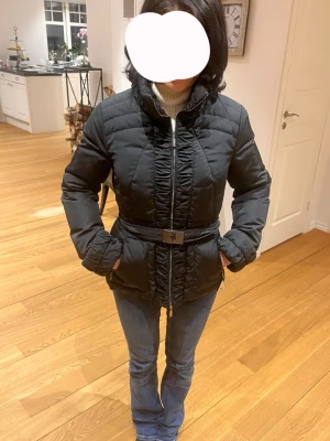Moncler jacka  - Svart Moncler jacka, jättefint skick. Skriv för fler bilder. Priset går att förhandla 