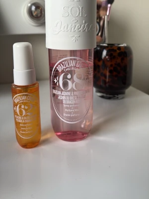 Sol de Janeiro Cheirosa parfymmist duo - Två parfymmister från Sol de Janeiro: Cheirosa 62 i en liten, bärnstensfärgad plastflaska med vitt lock och Cheirosa 68 i en större, rosa plastflaska med vit kork. Doftnoter av pistage, saltad karamell, brasiliansk jasmin och pink dragonfruit.