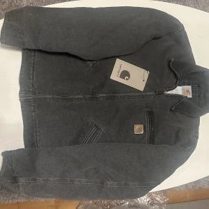 Carhartt WIP Detroit Jacka - Carhartt WIP Detroit Jacka. Av väldigt hög kvalite. Varm och skön, känns tung och robust.  Boxy passform.  Nypris 3000. Köpt i andrahand så äkthet kan ej garanteras, därav priset.