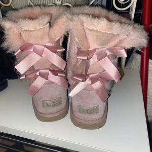Rosa Uggs  - Säljer mina Rosa Uggs. Är väldigt eftersökta. Hittade dom i Uggs hemsida ett tag sen och sedan har jag aldrig sett dom någonstans. Har haft dom några gånger så dom är i ganska bra skick.