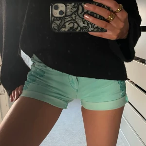 Turkosa shorts med broderi  - Säljer ett par jätte coola jeansshorts med broderi detaljer. De är mid waist. Kolla gärna in mina andra shorts🤍🤍