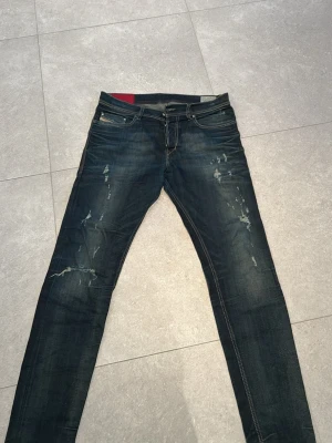 Mörkblå slim fit jeans från Diesel - Snygga mörkblå slim fit jeans från Diesel med slitningar och tvättade detaljer.  Pris går att diskutera vid snabb affär.