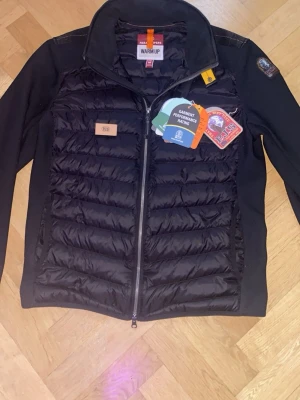 Parajumpers cardigan - Säljer min Parajumpers cardigan köpt på NK i Stockholm. Skriv för fler bilder 