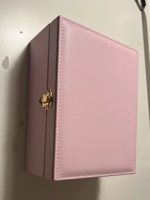 Smyckeskrin - Jätte fin rosa smyckeskrin som är nästan aldrig andvänd och får plats med jätte många örhängen, ringar, halsband och armband.