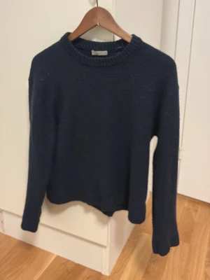 Mörkblå stickad tröja - Mysig mörkblå stickad tröja från Gina Tricot med rund halsringning och ribbade muddar. Enkel och stilren design som passar perfekt till jeans eller kjol. Tillverkad i mjukt material för extra komfort. Skriv ifall ni skulle vilja ha fler bilder på tröjan.