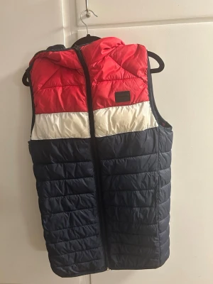 Jack & Jones väst - Ärligt så är de ett stort hål. Syns inte när den är på. Fastnade så de revs upp annars är den riktigt fin