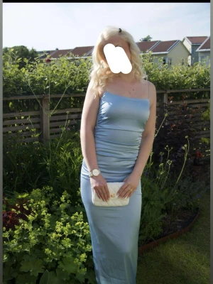 Balklänning - balklänning köpt förra året, perfekt skick och endast använd en gång! pris kan diskuteras och skriv för fler bilder på klänningen😊 vet inte exakta storlek men den är lite lång i längden för mig som är 167/170. skulle gissa på storlek s/m.