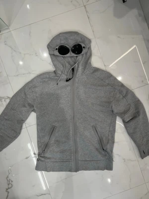 C.P Company hoodie  - C.P company hoodie skick: 10/10 Inga skador/märken.    Storlek M.    Pris 1400kr 