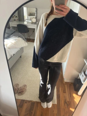 Randig stickad tröja - En vit och mörkblå randig stickad tröja från Gina tricot i storlek 158/164. Inte så använd därför mycket bra skick.