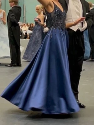 Balklänning - Säljer min balklänning från Zazabella. Den är storlek i storlek 30/XXS. Den är uppsydd för att passa längden 164cm. Nypriset är över 4000kr. Skriv för mer bilder/info 🥰priset kan diskuteras