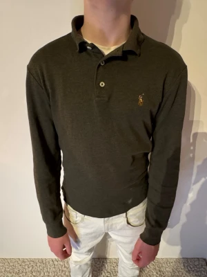Ralph Lauren pike långarmad  - | Skick: 9/10 | Färg: Grön | Modell: 170cm 52kg | Vad inkluderas: Enbart pikétröjan | Nypris: 1 600kr |