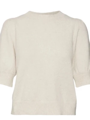 Beige stickad tröja med kort ärm från vero Moda - Snygg beige stickad tröja med korta ärmar och rund hals. Tröjan har ribbade muddar vid ärmslut och nederkant, vilket ger en stilren och enkel look. Perfekt att matcha med jeans eller kjol för en avslappnad stil.