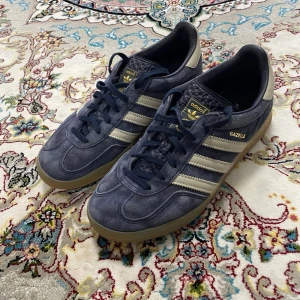 Adidas Gazelle blå sneakers - Storlek 39 och en halv. Jätte fina med inga skador eller så 