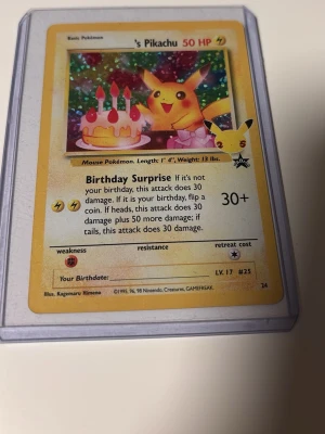 Pokémonkort Birthday Pikachu - Säljer ett samlarkort från Pokémon med motivet Birthday Pikachu. Kortet har en gul ram, färgglad illustration med Pikachu och en födelsedagstårta. Text och detaljer på engelska. Kortet ligger i ett genomskinligt plastfodral. Som skyddar kortet, Kortet är nästan fel fritt. 