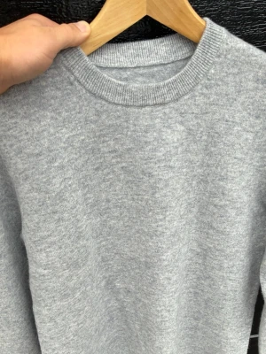 Kashmir tröja - Ljusgrå Kashmir tröja! Storlek S! Riktigt fint skick på tröjan, använd ca 2 gånger! Inga defekter alls! Hör av dig vid frågor!🌟