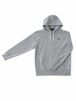 Grå hoodie från Polo Ralph Lauren - Klassisk grå hoodie från Polo Ralph Lauren med huva och vita dragsnören. Broderad marinblå logga på bröstet och stor känguruficka framtill. Tillverkad i mjuk bomullsblandning för extra komfort och avslappnad passform.