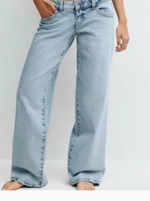 Ljusblåa vida jeans med låg midja - Köpte för 600 säljer för 200, Säljer ett par ljusblåa jeans med låg midja och raka, vida ben. Klassisk femficksmodell i mjuk denim som ger en avslappnad och trendig look. Perfekta för dig som gillar en loose fit och vill ha en stilren bas i garderoben.