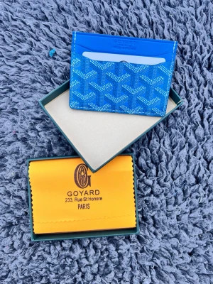 Blå plånbok - Tja, säljer en riktigt fett plånbok i färgen blå, box medföljer. Skriv om du har några funderingar :)